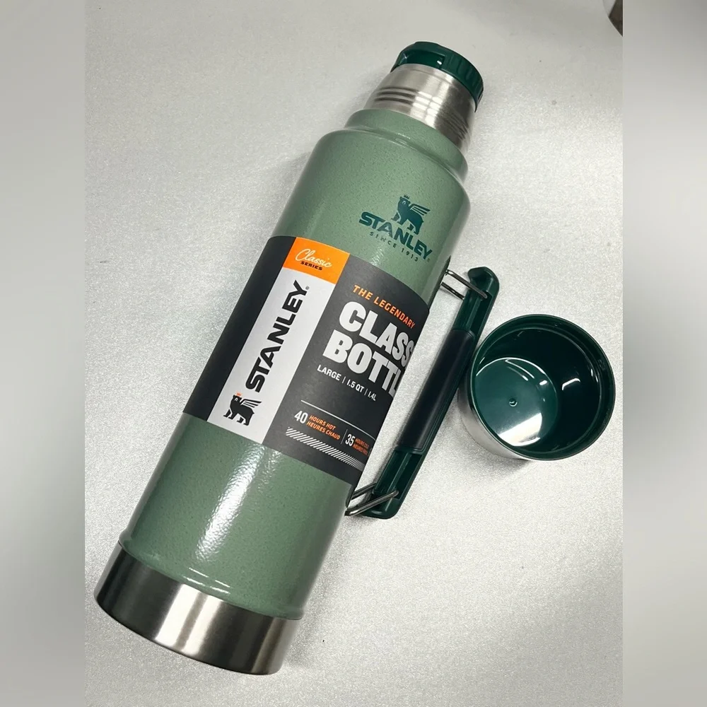 Stanley Green Classic thermos. - Picture 2 of 3